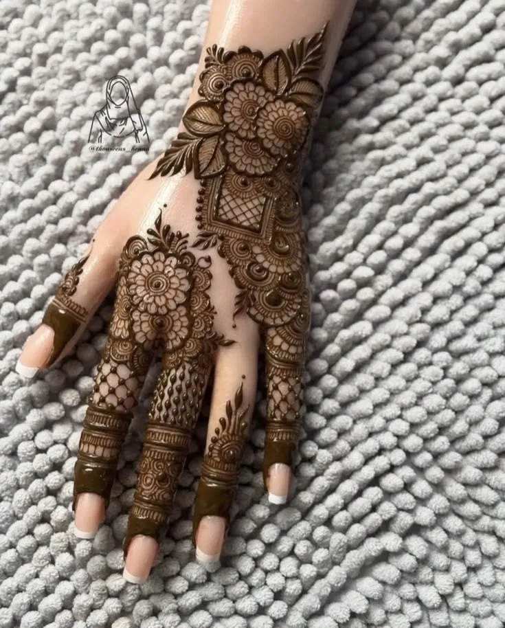Arabic Stylish Back Hand Mehndi Design with Flowers for Eid