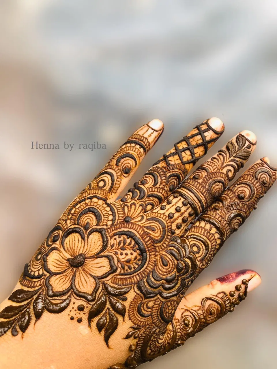 Aesthetic Arabic Back Hand Mehndi Design with Flowers (38)