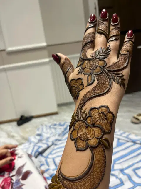 bridal stylish flower back hand mehndi design