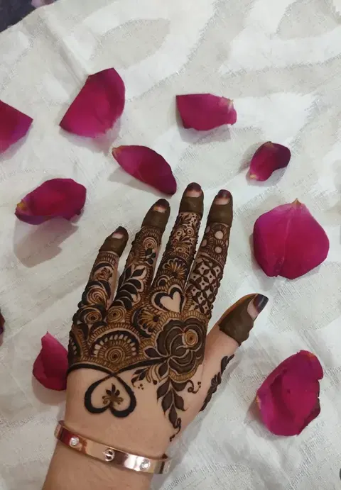 aesthetic bridal circle back hand mehndi design