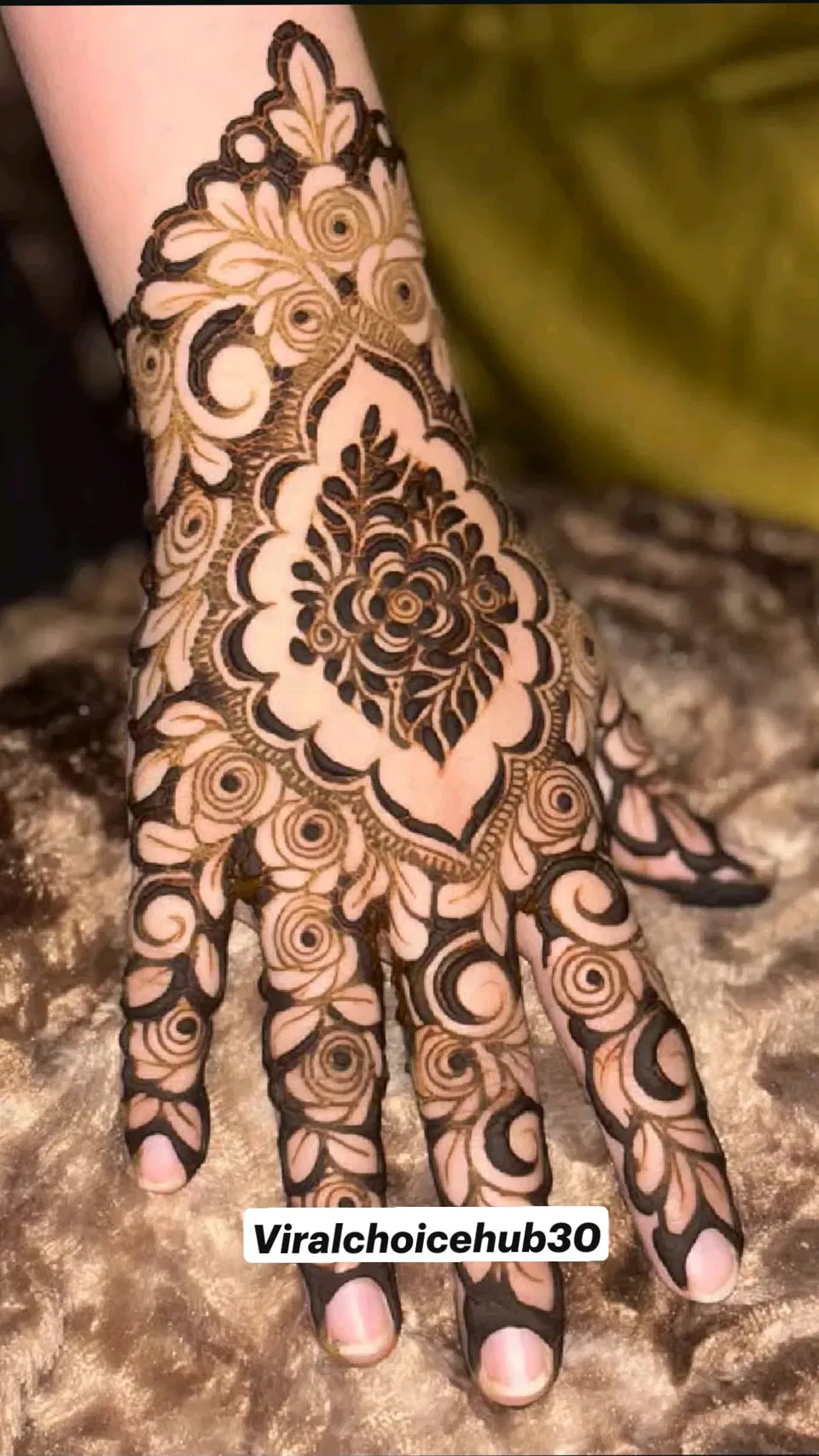 Aesthetic Arabic Back Hand Mehndi Design for Eid