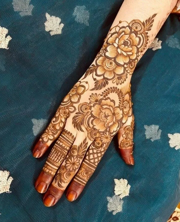 Dubai Stylish Back Hand Mehndi Design with Flowers (2)