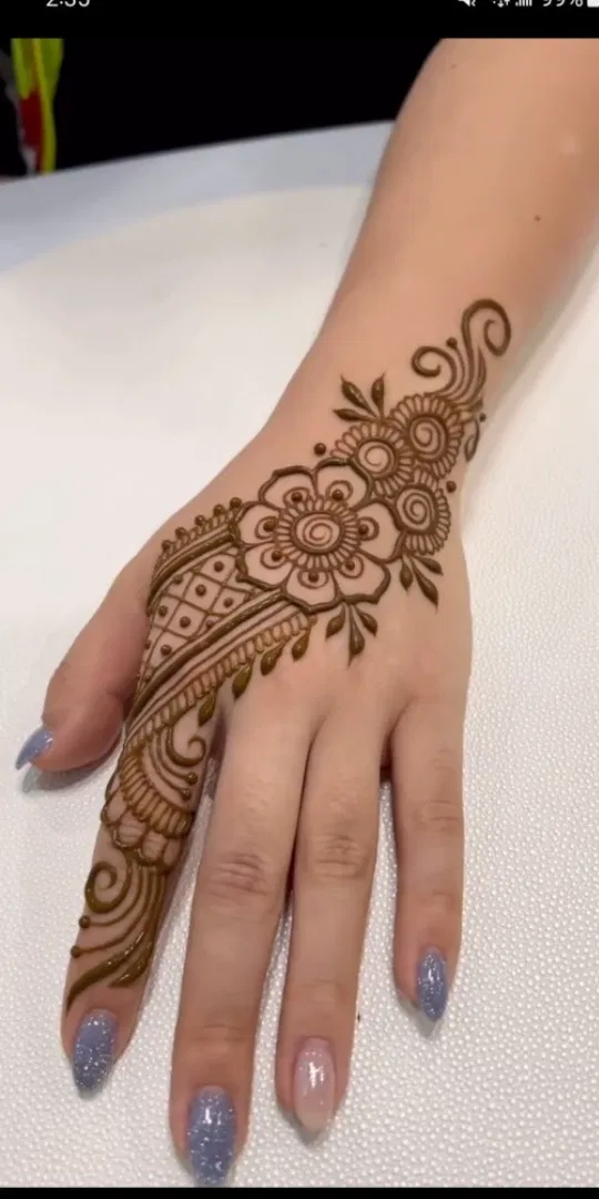 Arabic Simple Back Hand Mehndi Design with Bel (5)
