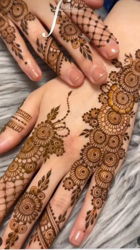 simple stylish bel front hand mehndi design