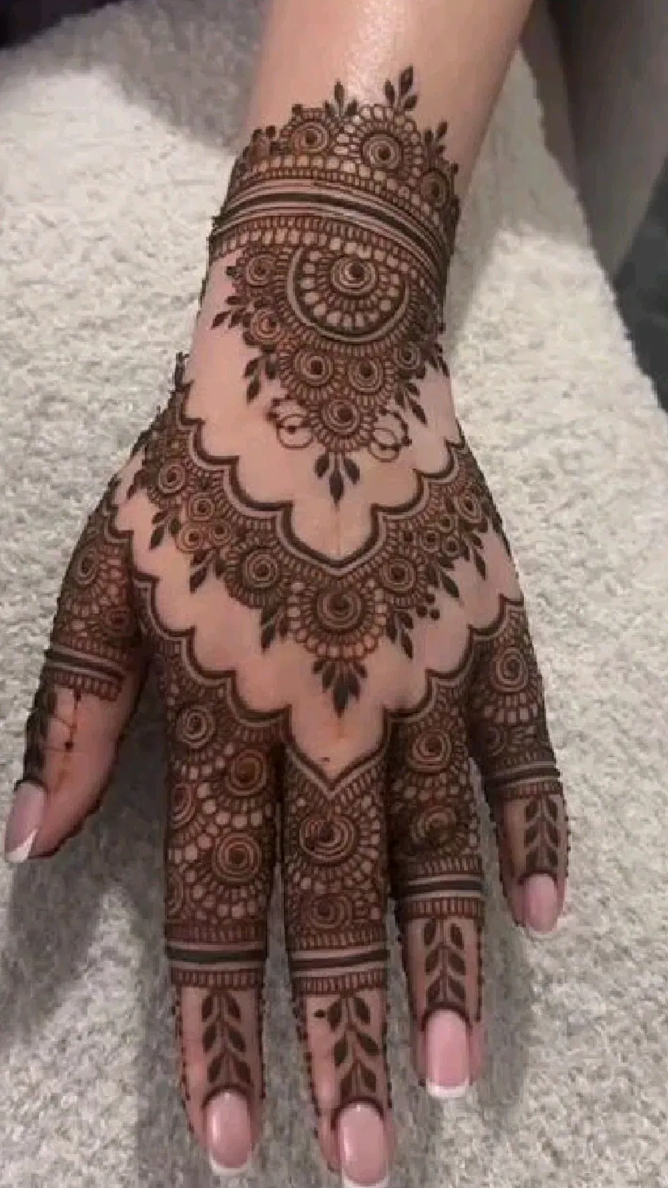 Arabic Bridal Back Hand Mehndi Design with Bel for Eid (2)