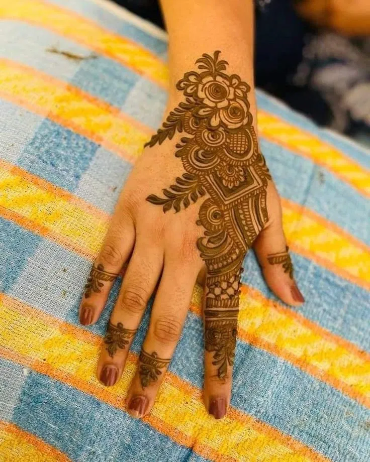 Royal Simple Back Hand Mehndi Design with Bel and Jaal (2)
