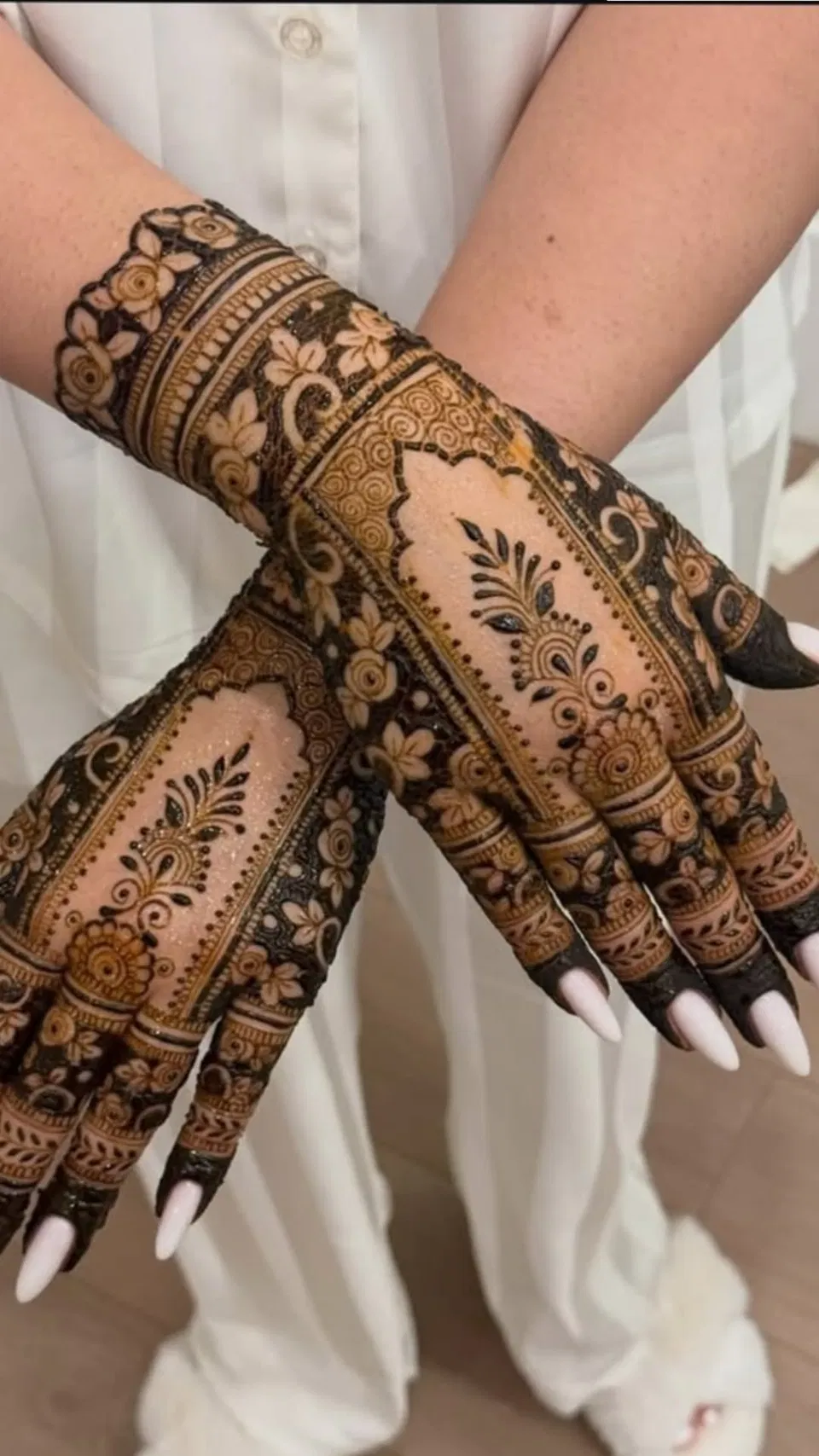 Aesthetic Bridal Arm Mehndi Design for Engagement (2)