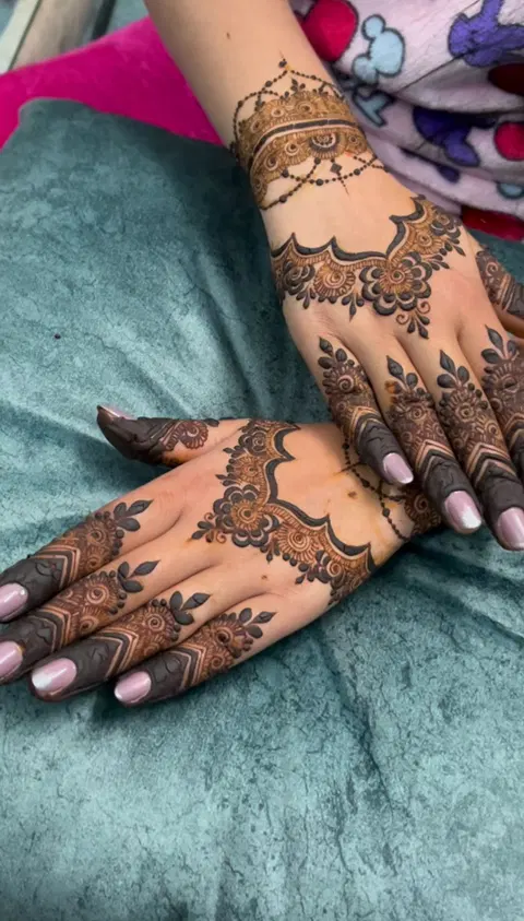 aesthetic pakistani back hand mehndi design