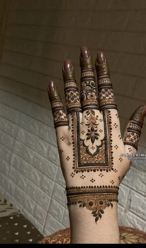 aesthetic dubai bel back hand mehndi design