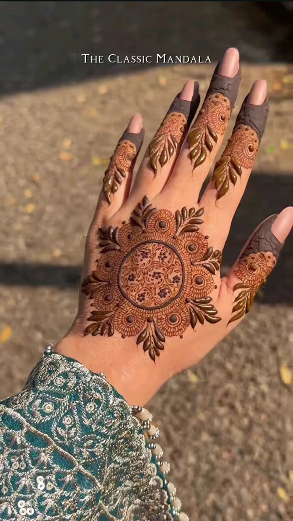 Bridal Stylish Back Hand Mehndi Design with Gol Tikki for Eid (2)