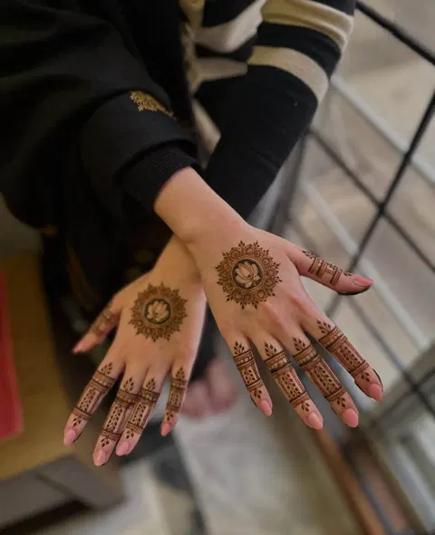 simple stylish circle back hand mehndi design