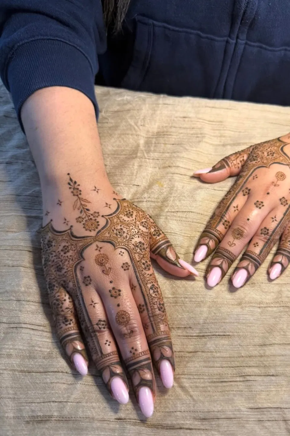 Bridal Simple Back Hand Mehndi Design for Eid (2)