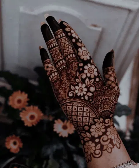 aesthetic stylish circle front hand mehndi design