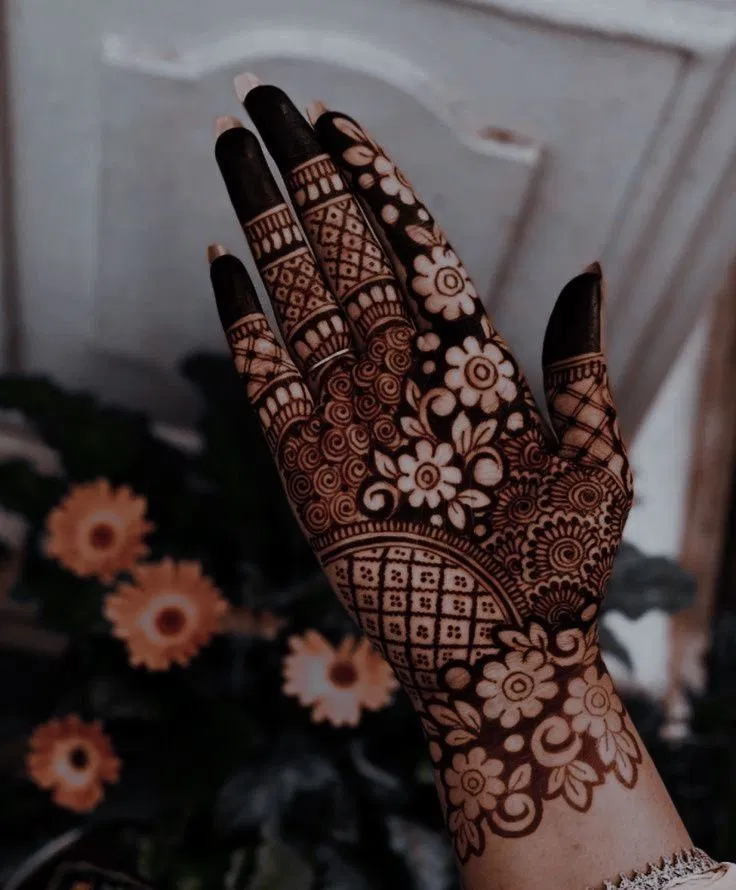 Aesthetic Stylish Front Hand Mehndi Design with Gol Tikki and Flowers for Eid