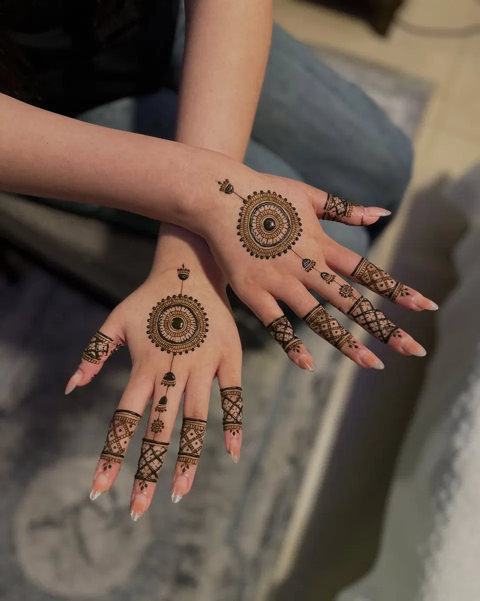 Aesthetic Minimal Finger Mehndi Design with Gol Tikki and Jaal for Diwali (5)