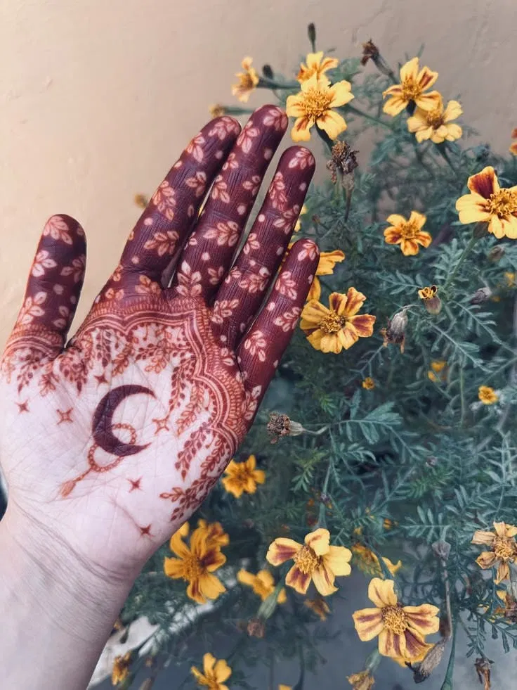 Simple Stylish Front Hand Mehndi Design with Gol Tikki, Flowers and Moon for Eid (2)
