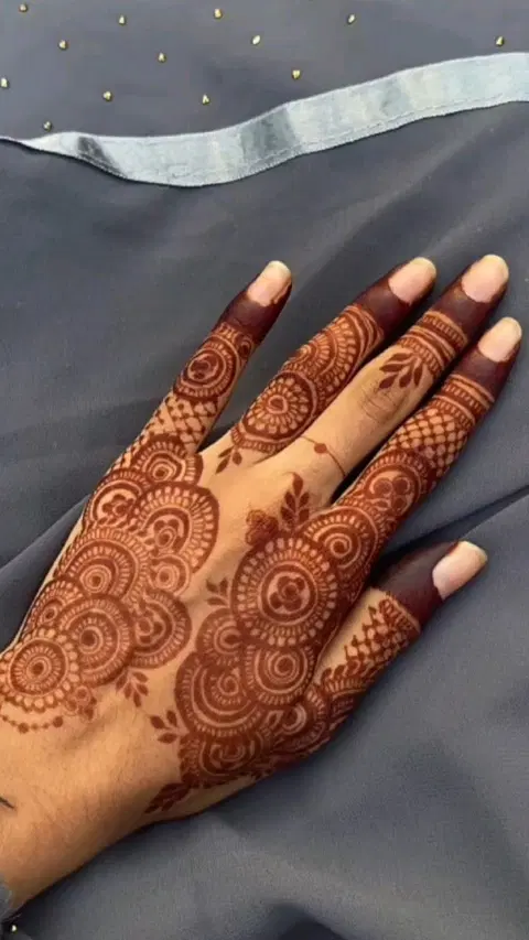 aesthetic arabic back hand mehndi design