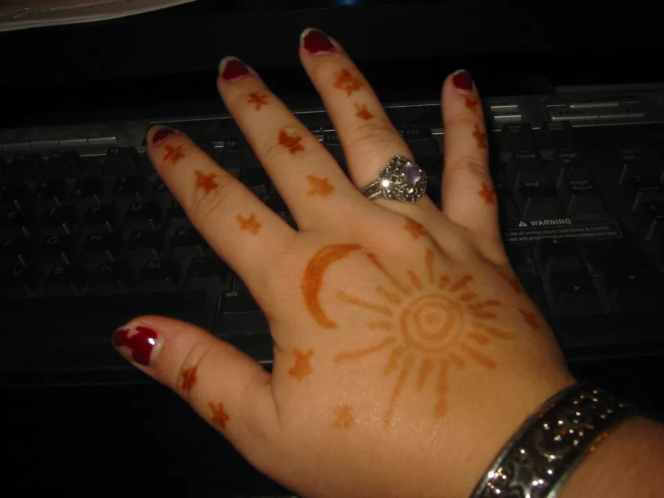 Simple Finger Mehndi Design with Jaal and Moon