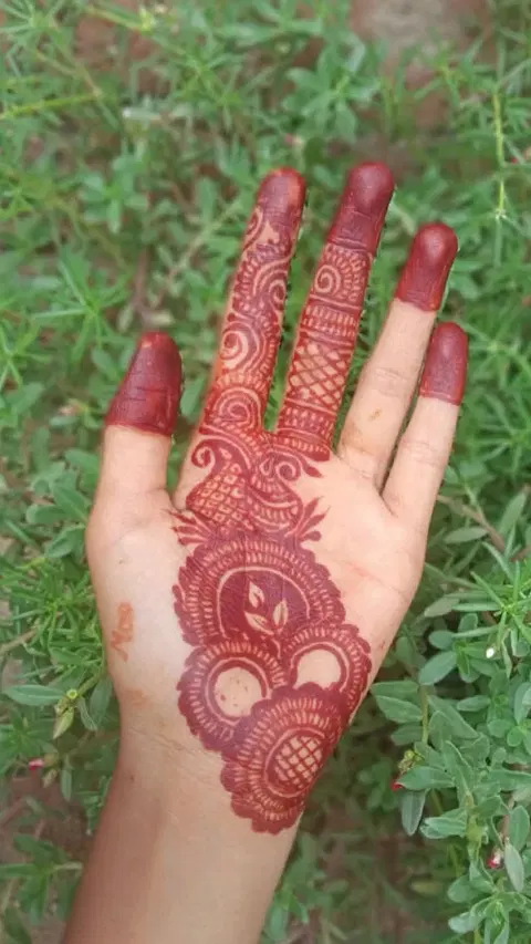 aesthetic arabic circle front hand mehndi design