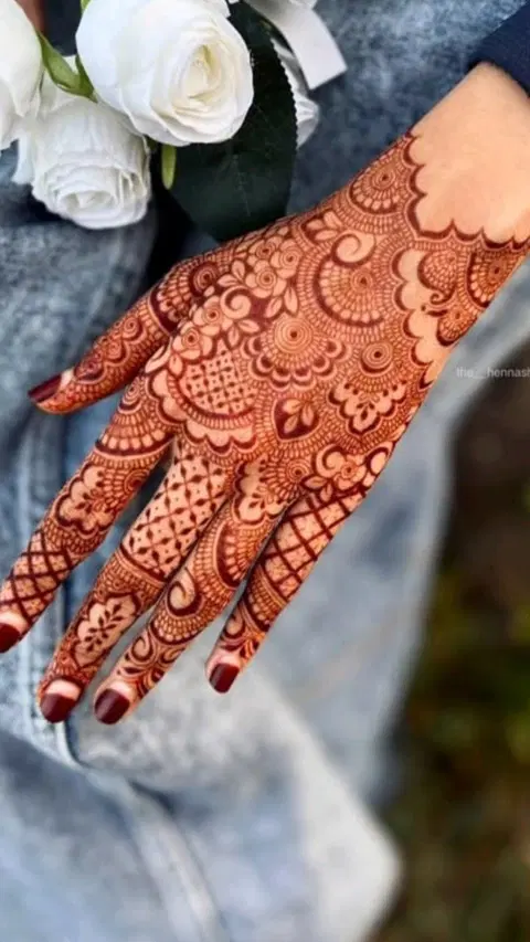 aesthetic arabic circle back hand mehndi design