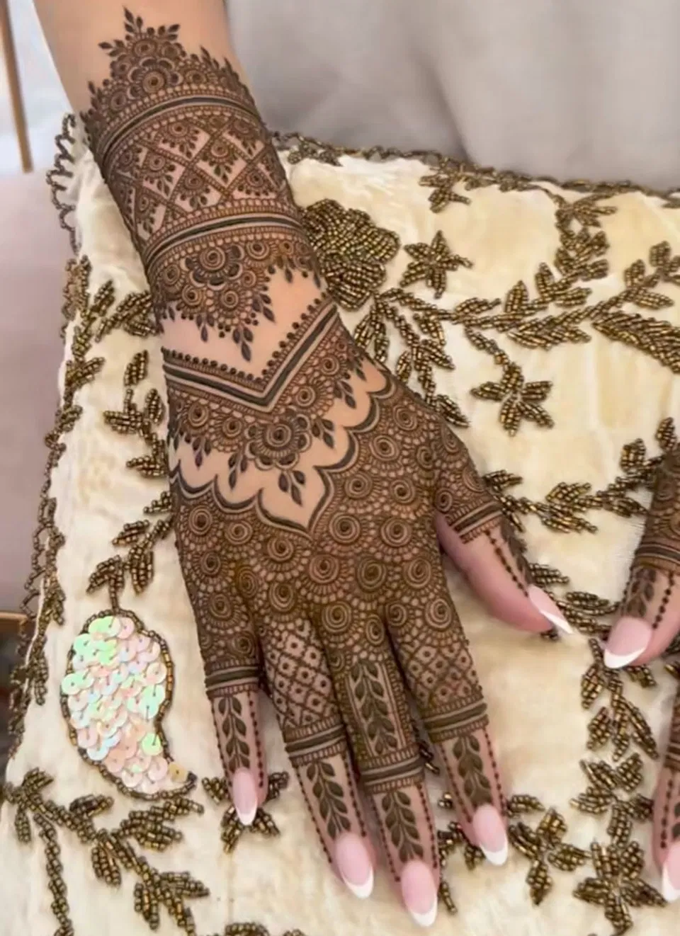 Arabic Bridal Arm Mehndi Design with Jaal (3)