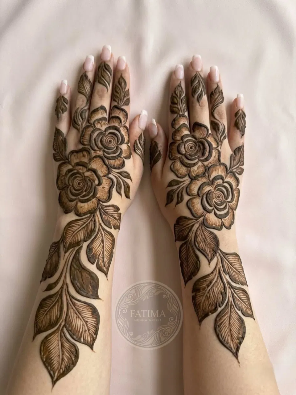 Aesthetic Arabic Back Hand Mehndi Design with Flowers (4)