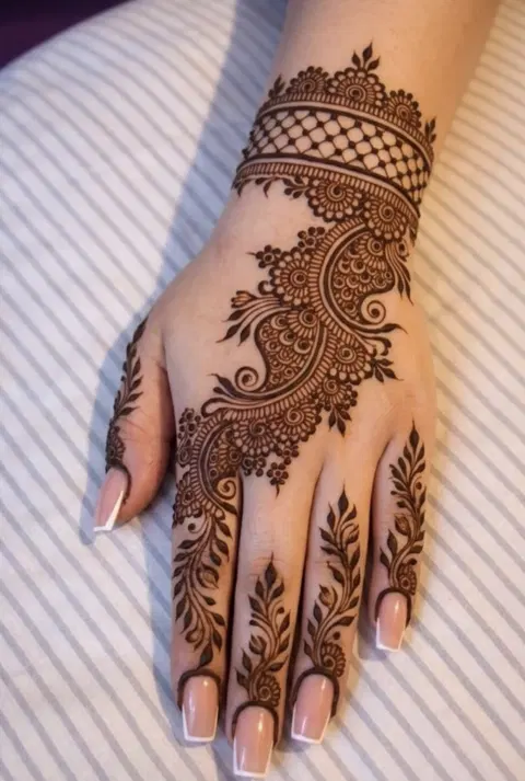 aesthetic arabic back hand mehndi design