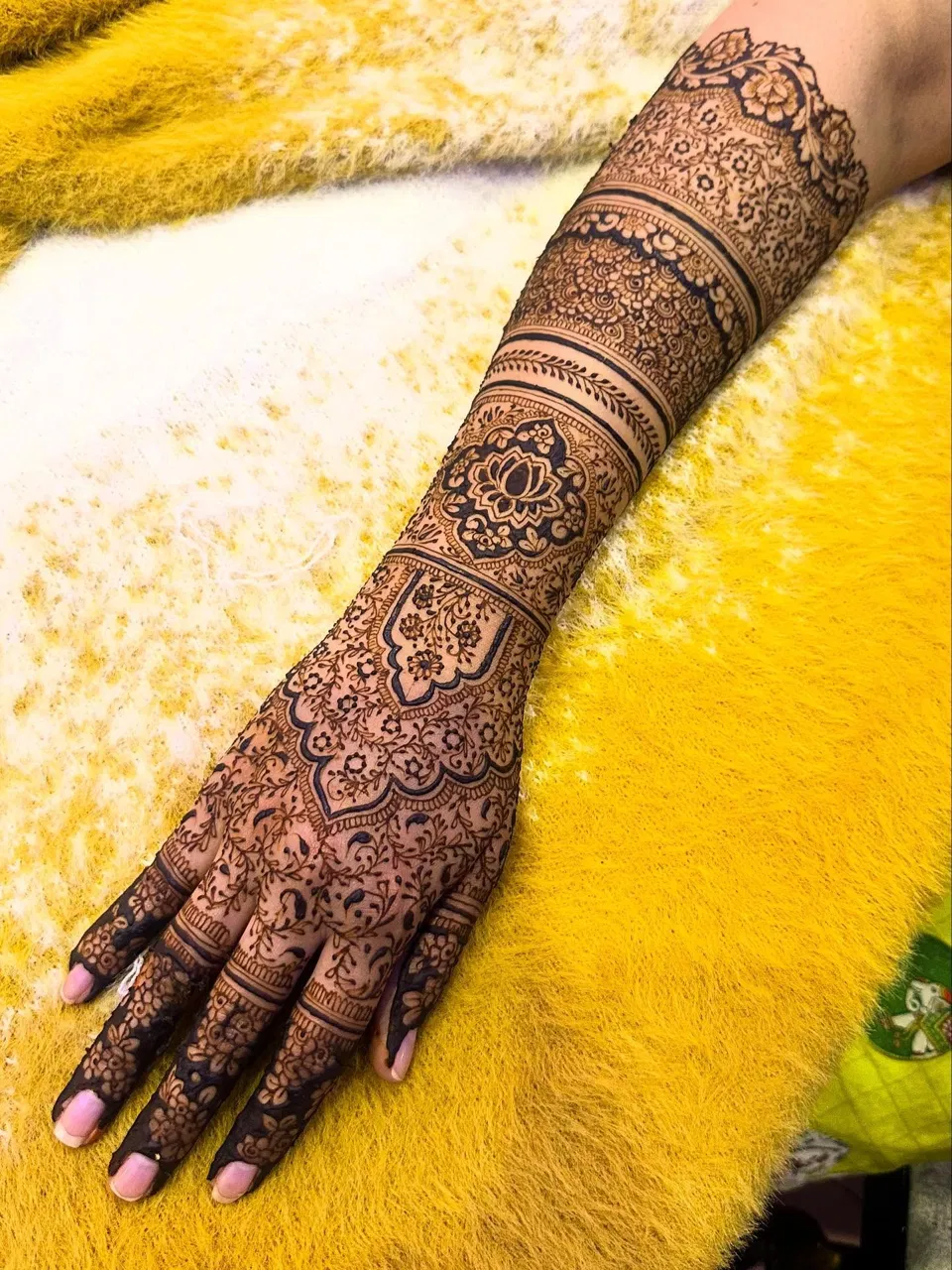 Bridal Back Hand Mehndi Design with Gol Tikki (3)