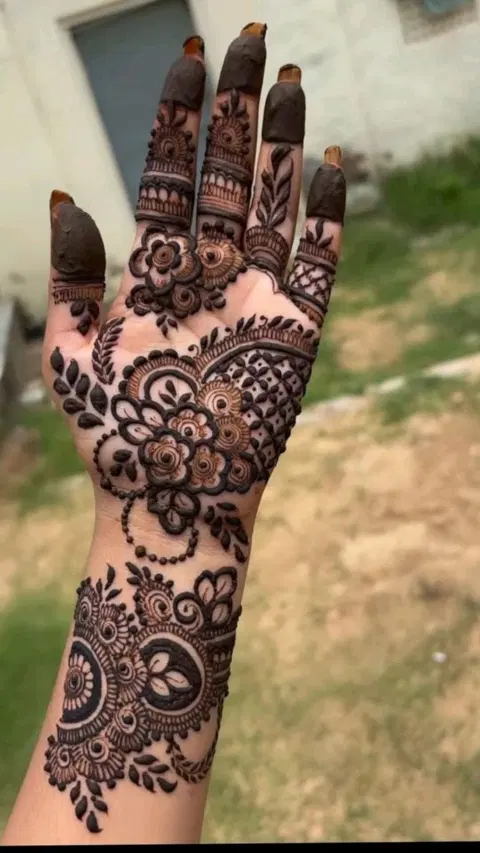 aesthetic arabic bel front hand mehndi design