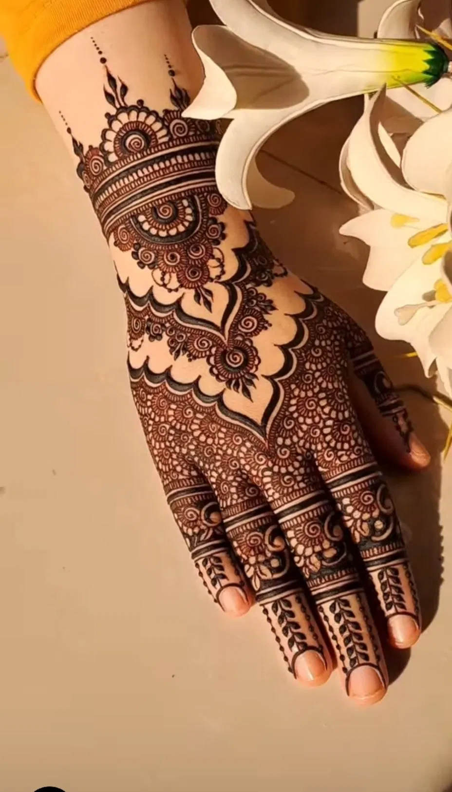 Aesthetic Arabic Back Hand Mehndi Design with Gol Tikki and Flowers (8)