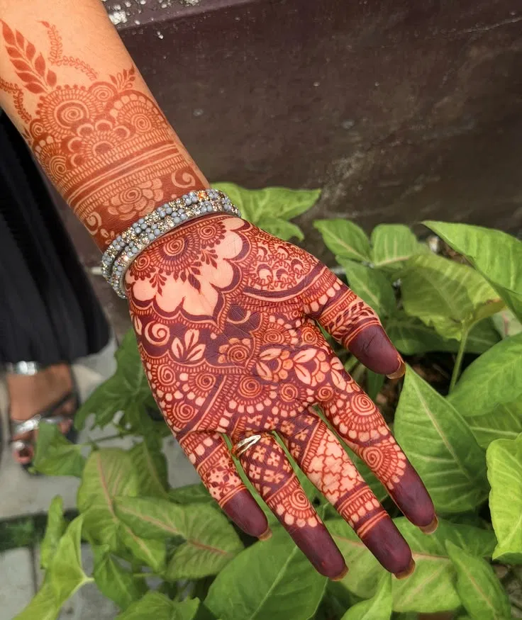 Arabic Bridal Front Hand Mehndi Design with Gol Tikki and Flowers for Teej (10)