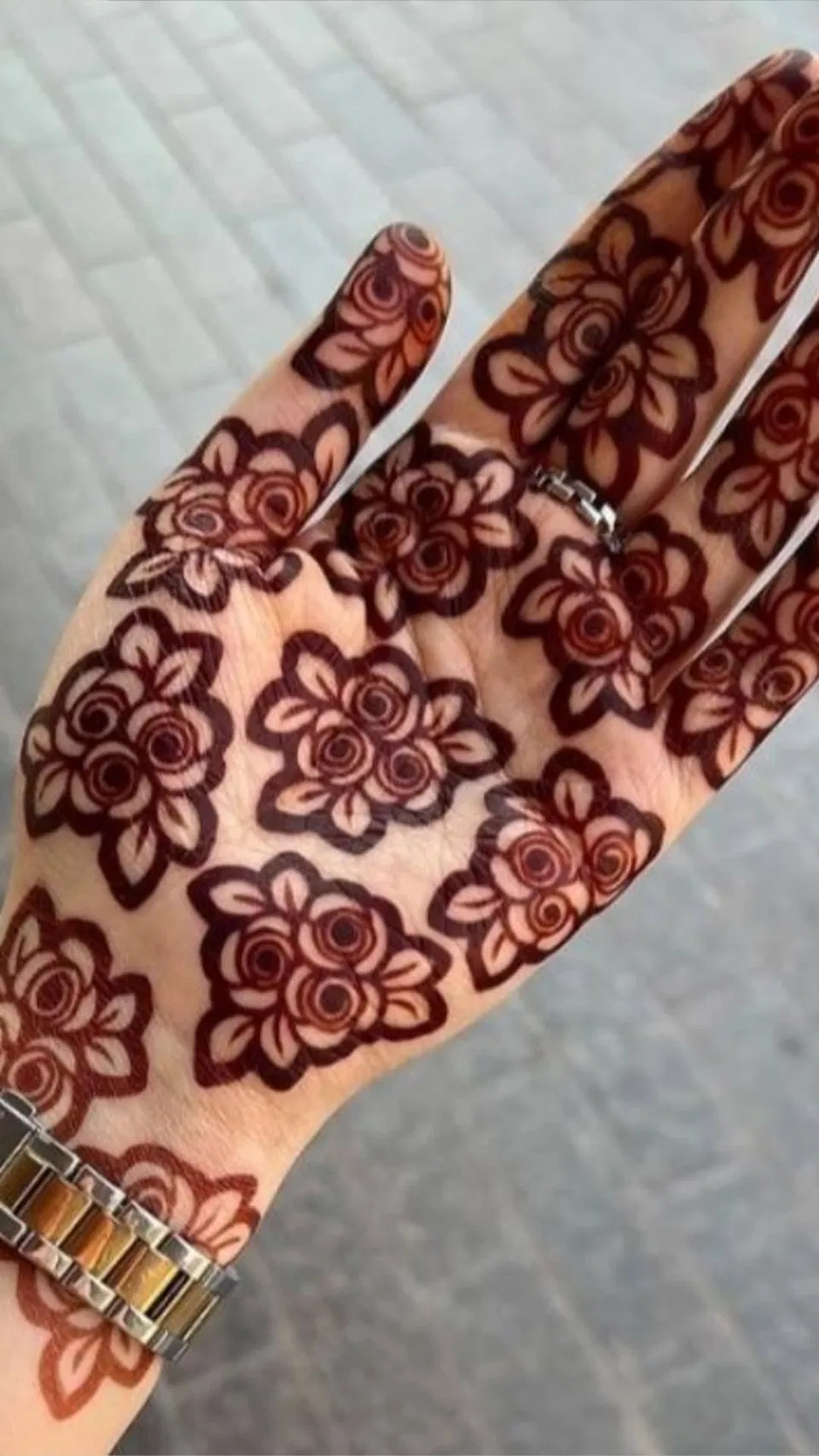 Aesthetic Bridal Finger Mehndi Design with Flowers (4)
