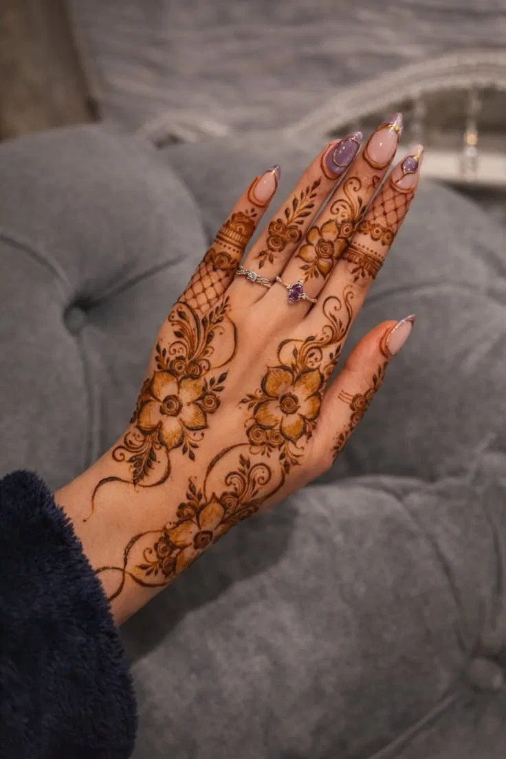 Aesthetic Arabic Back Hand Mehndi Design with Flowers for Diwali (2)
