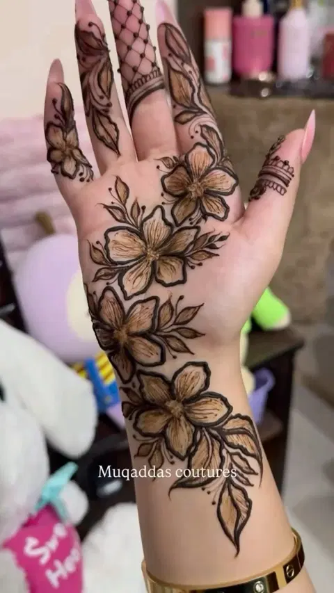 aesthetic arabic bel front hand mehndi design