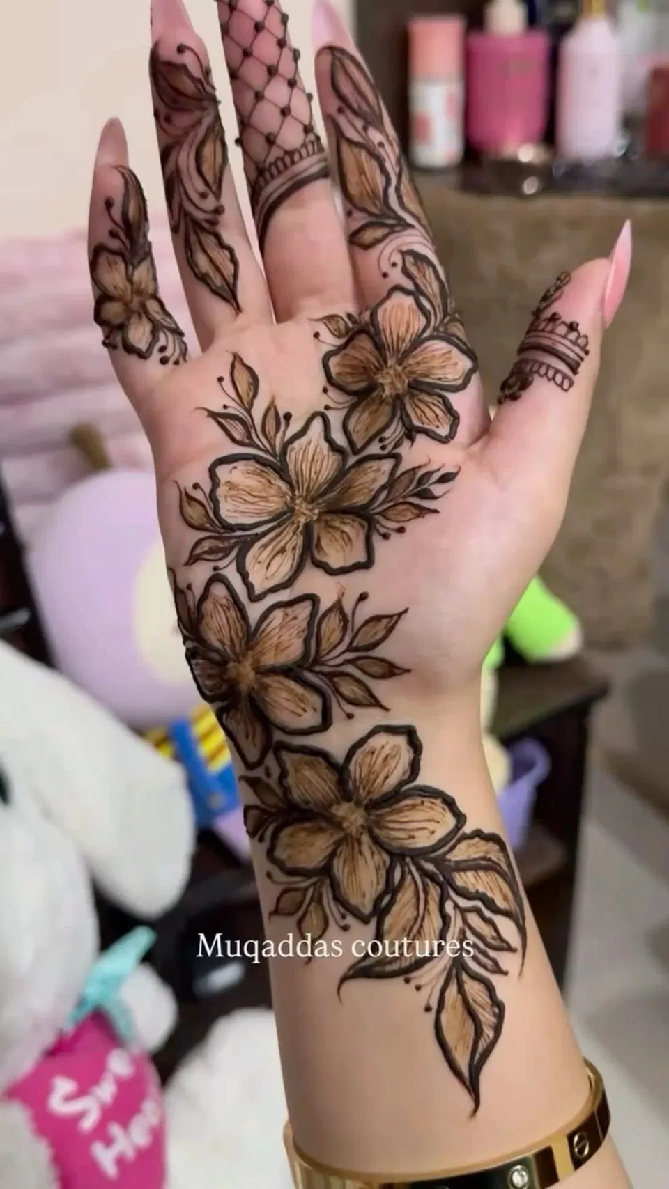 Aesthetic Arabic Front Hand Mehndi Design with Bel and Flowers for Sawan (3)
