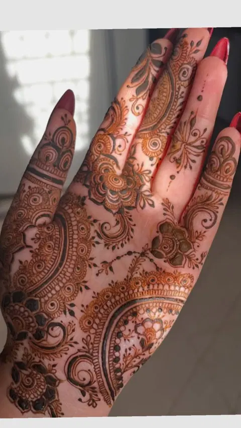 aesthetic arabic front hand mehndi design