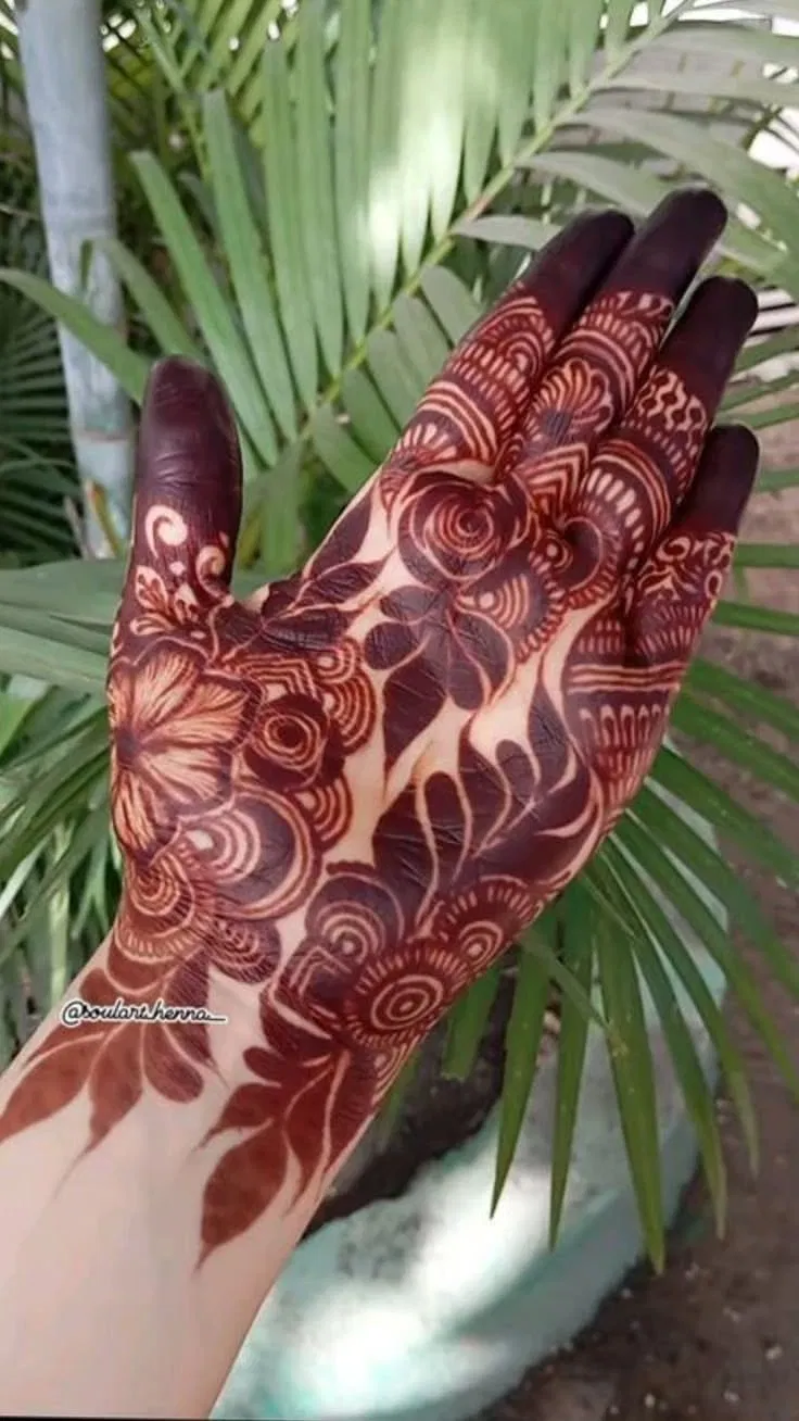 Stylish Front Hand Mehndi Design with Gol Tikki