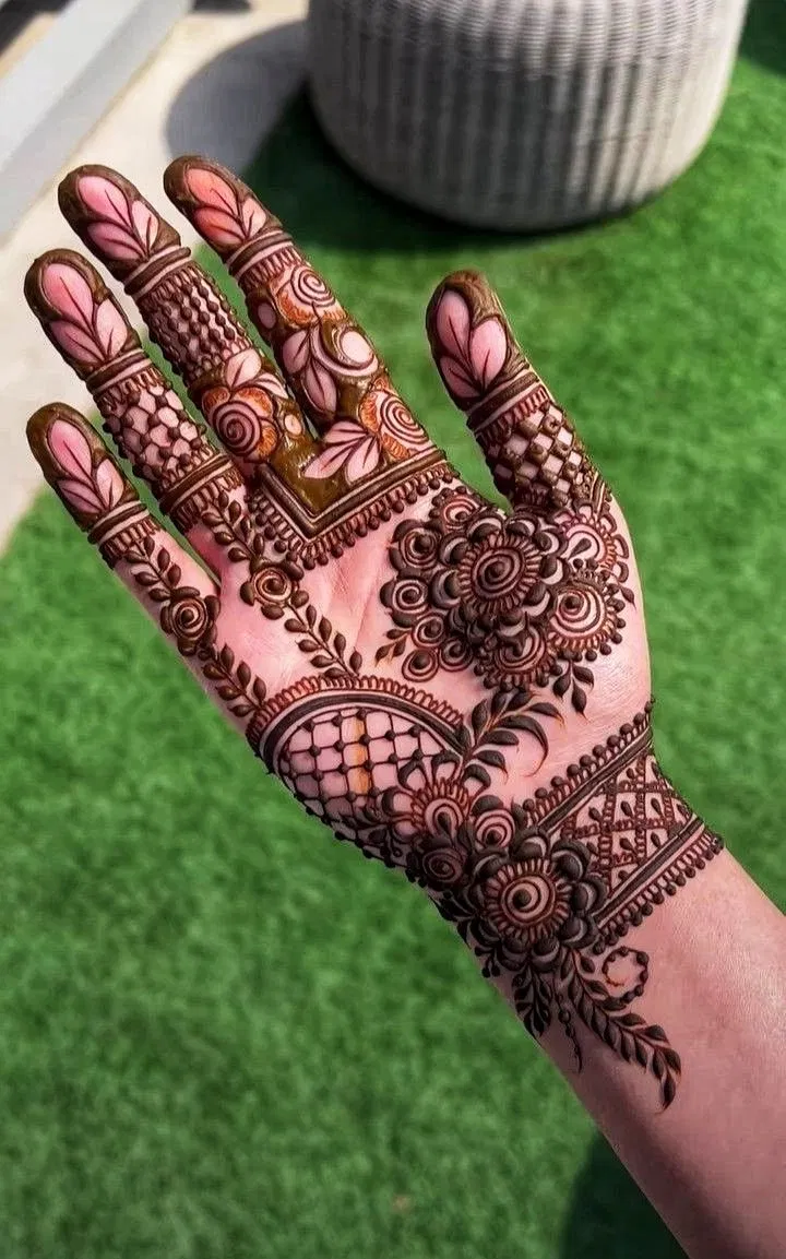 Aesthetic Bridal Front Hand Mehndi Design for Diwali (3)