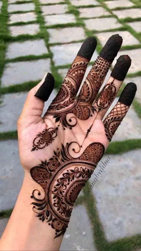 aesthetic arabic front hand mehndi design