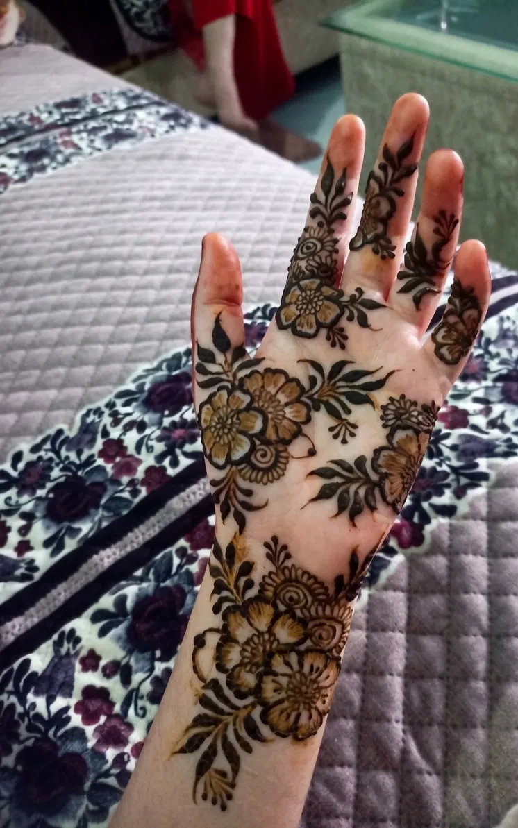 Aesthetic Arabic Front Hand Mehndi Design with Flowers (15)