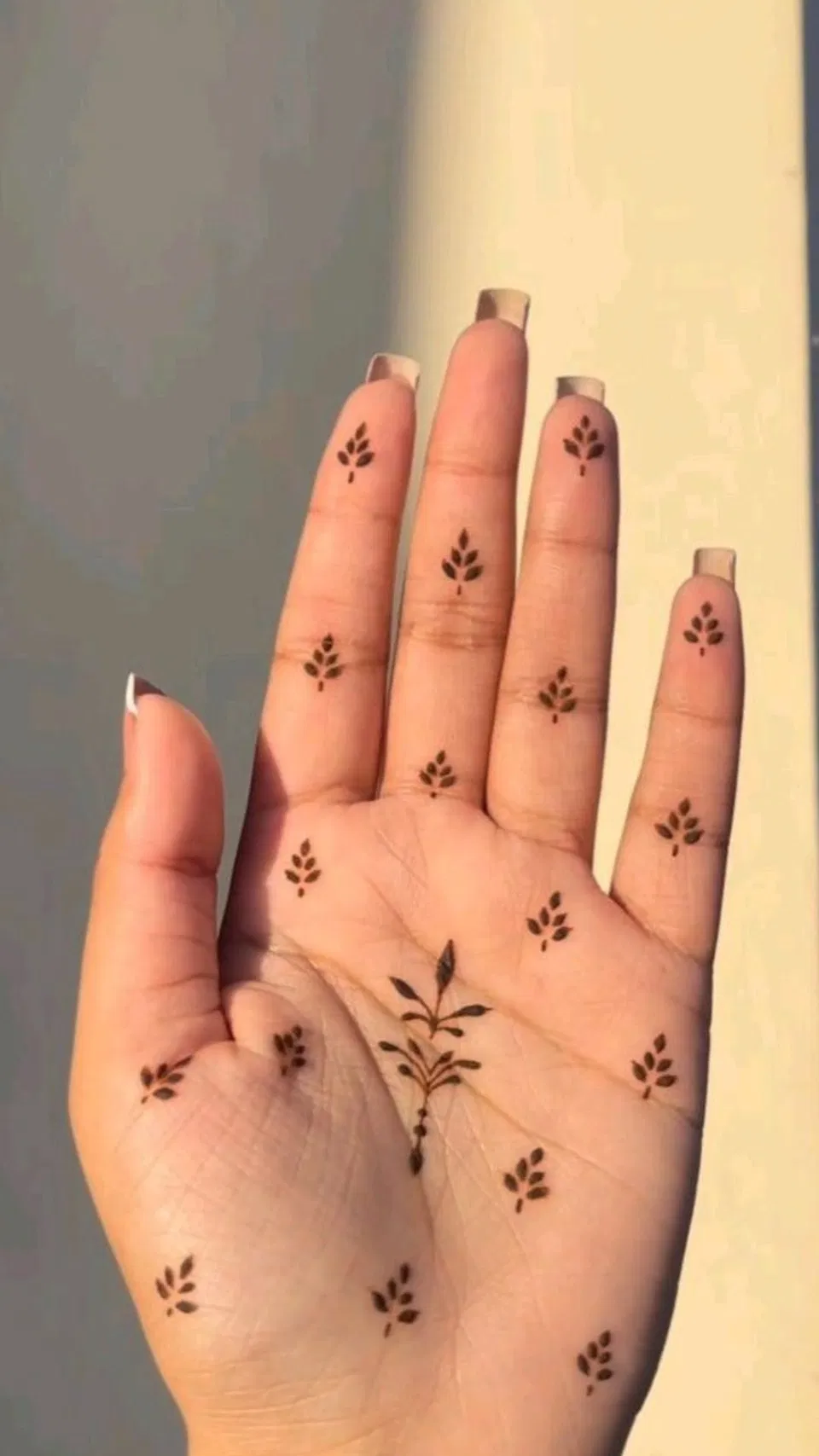 Minimal Simple Finger Mehndi Design (2)