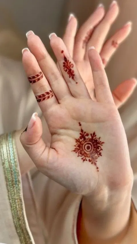 minimal simple circle finger mehndi design