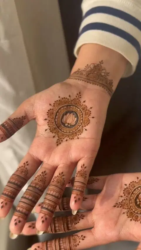 aesthetic minimal circle front hand mehndi design