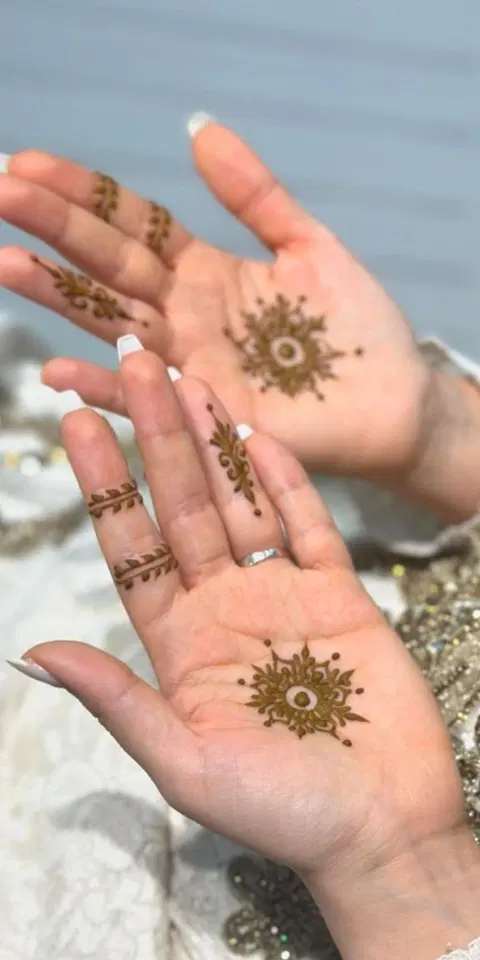 aesthetic minimal circle finger mehndi design