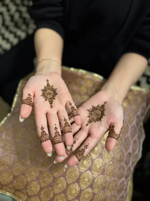 aesthetic arabic circle finger mehndi design