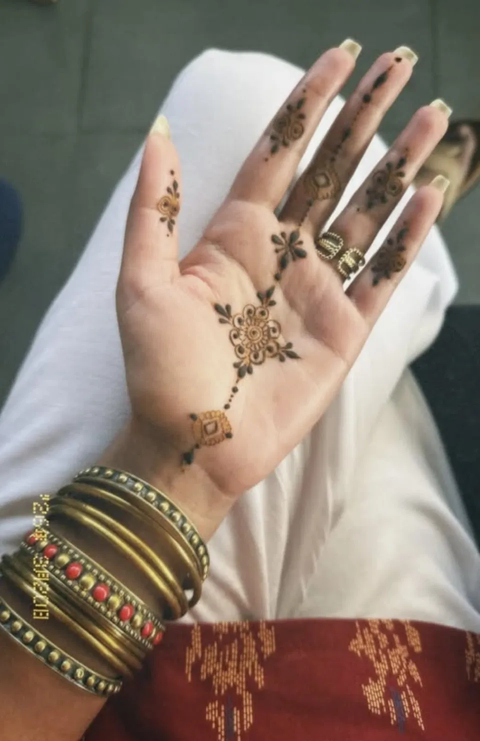 Aesthetic Stylish Front Hand Mehndi Design with Jaal
