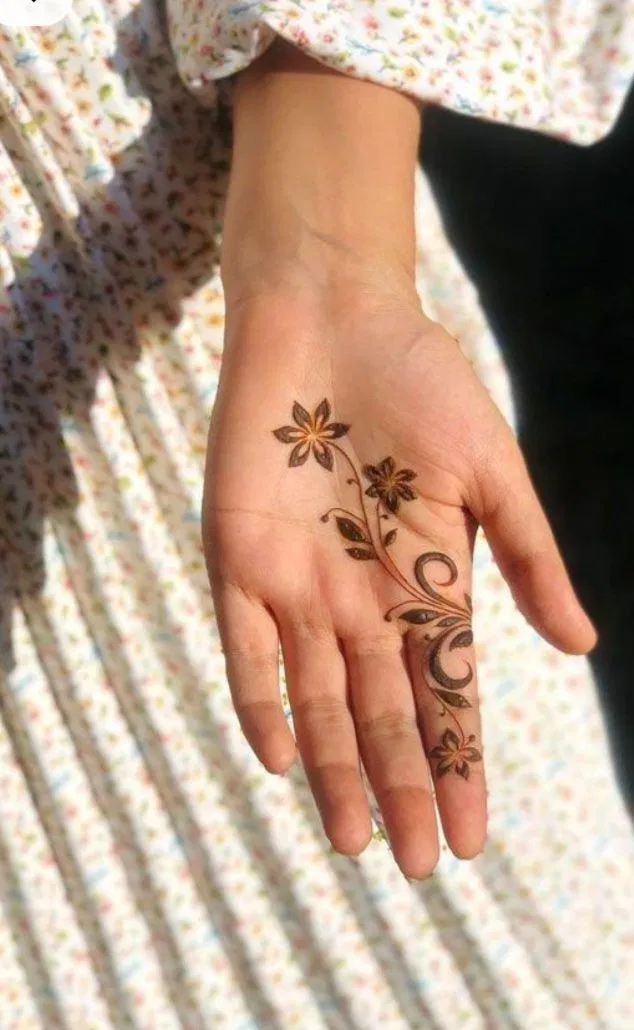 Aesthetic Minimal Front Hand Mehndi Design with Flowers and Jaal (3)