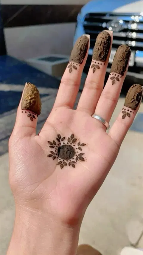 aesthetic minimal circle finger mehndi design