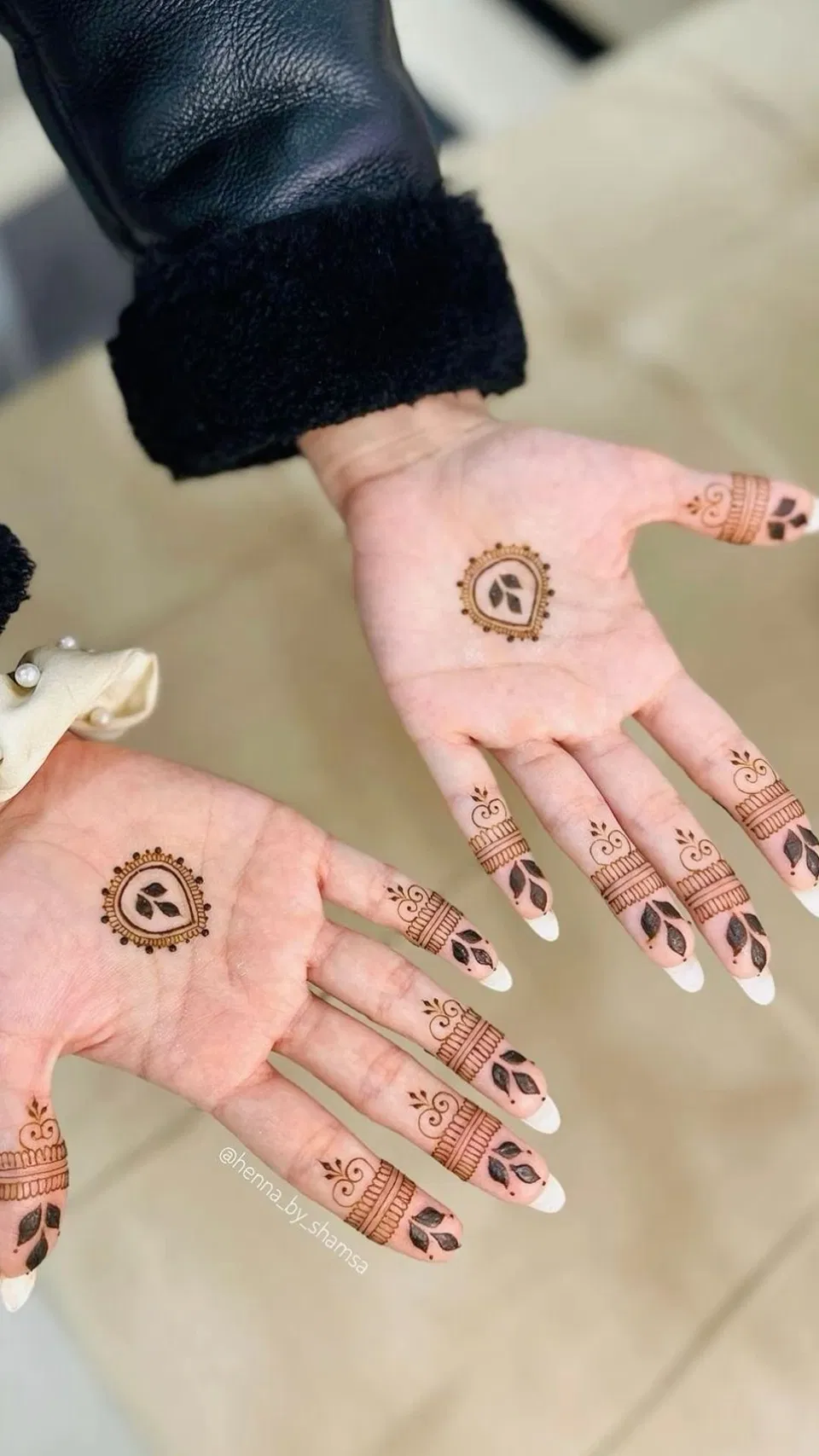 Minimal Royal Finger Mehndi Design