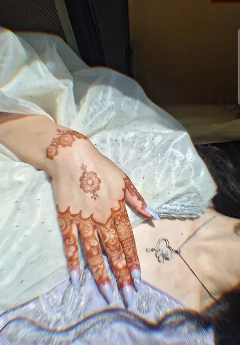 indian minimal foot mehndi design